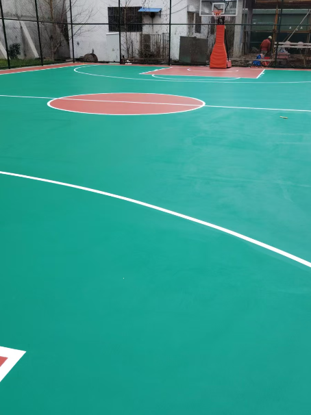 渝北 球场长期使用易出现地面开裂
